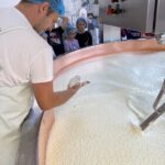 la main experte du fromager